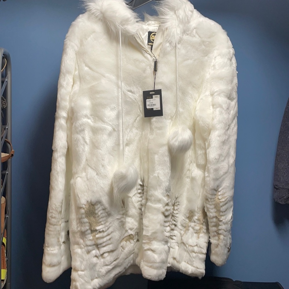 Ameri Mode fur coat. NWT. Never worn, smoke free pet free home.